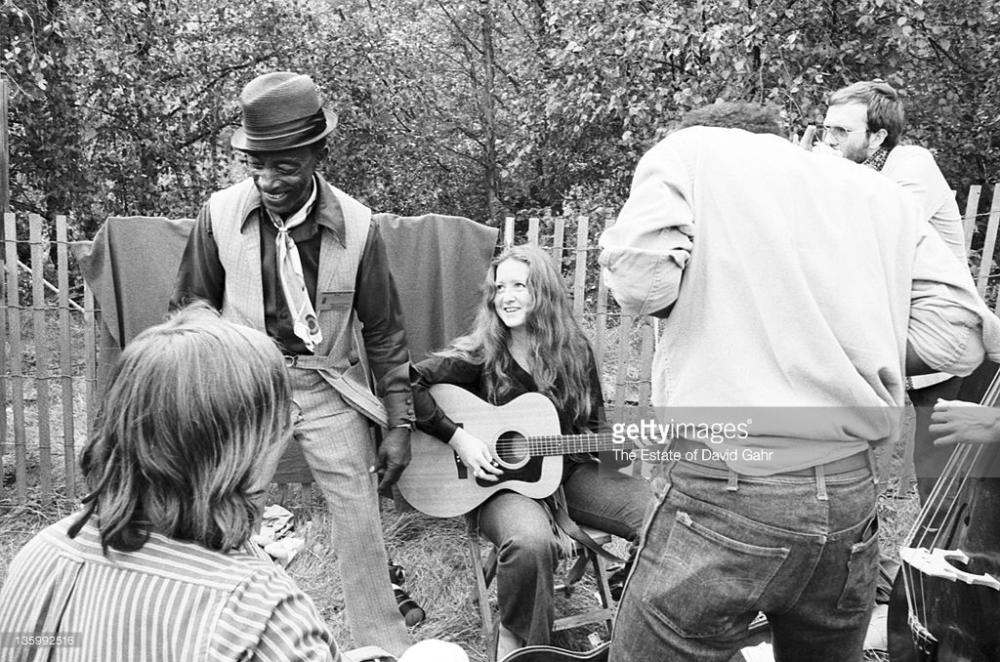 Mississippi Fred McDowell and Bonnie Raitt, 1970, Philadelphia Folk Festival; photo by David Gahr